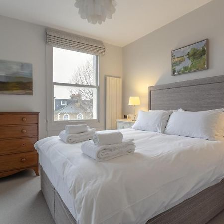 2 Bedroom Apartment Hammersmith Grove Sleeps 4 London Bagian luar foto