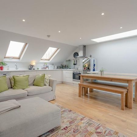 2 Bedroom Apartment Hammersmith Grove Sleeps 4 London Bagian luar foto