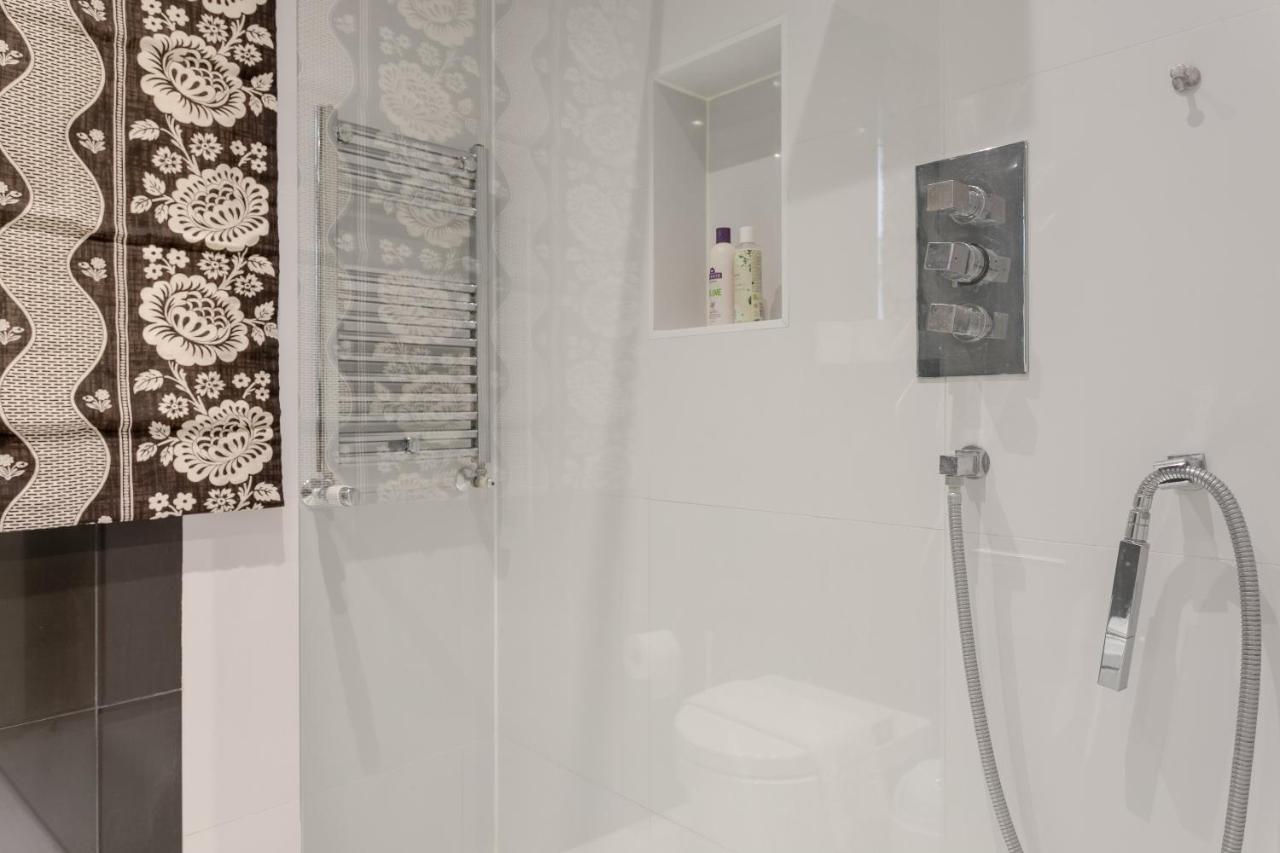 2 Bedroom Apartment Hammersmith Grove Sleeps 4 London Bagian luar foto